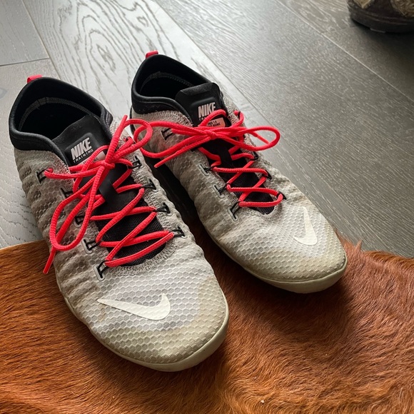 Nike Tennis Shoes - Picture 1 of 2